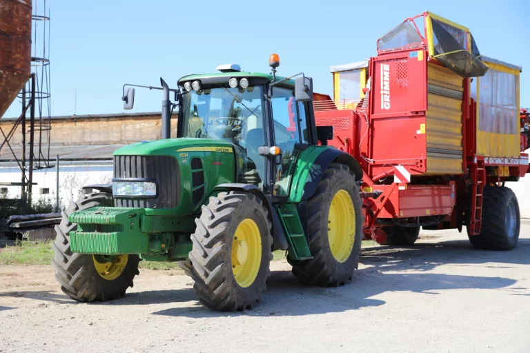 Traktor John Deer - agrofabicovic.cz